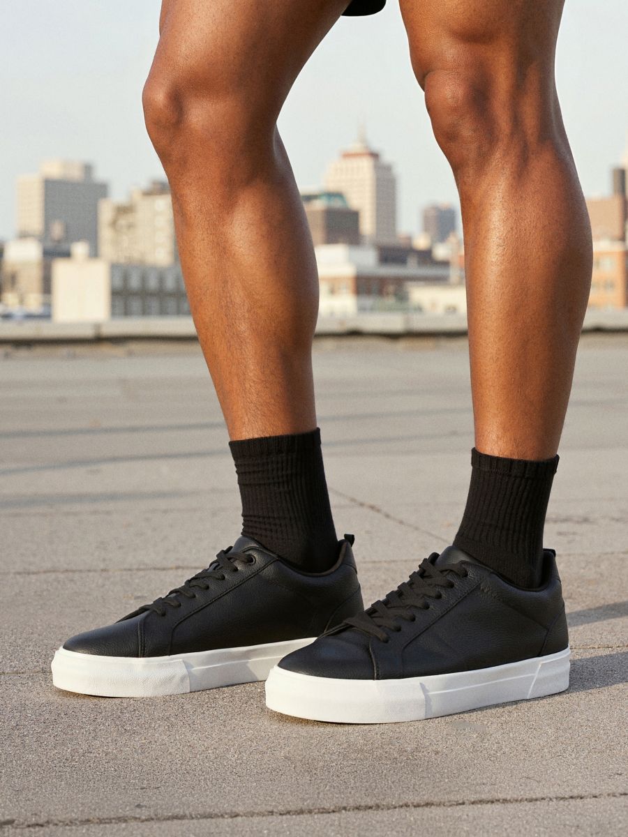 Superge iz imitacije usnja - črna - SINSAY