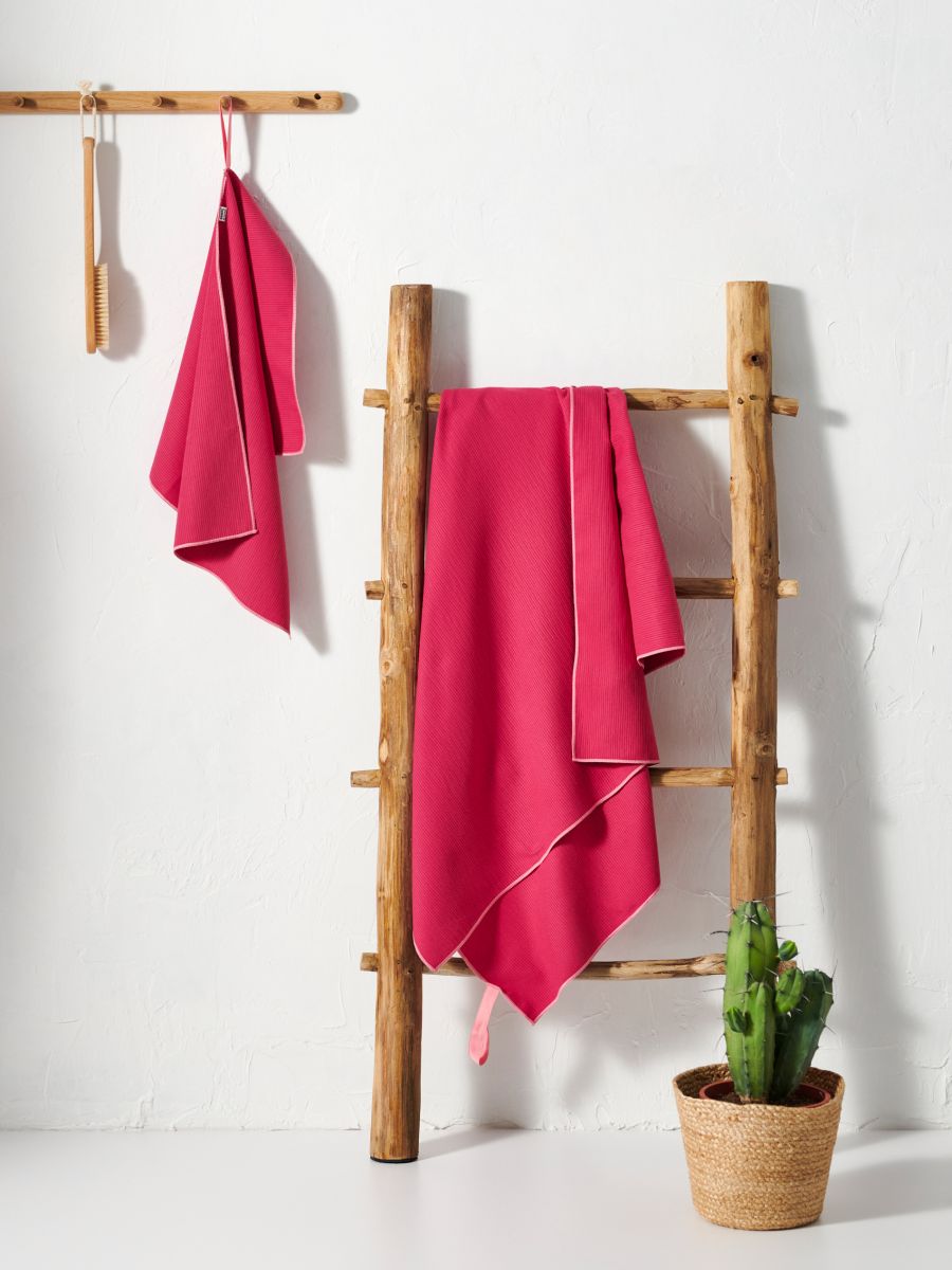 Ręcznik szybkoschnący - różowy - SINSAY