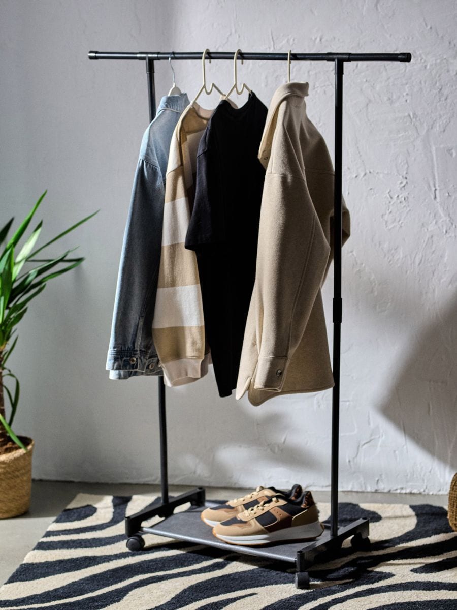 Samostojeći čiviluk na točkićima - crno - SINSAY