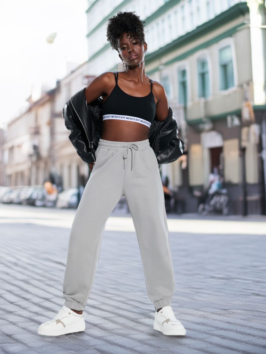 Outfit pantaloni tuta grigi discount