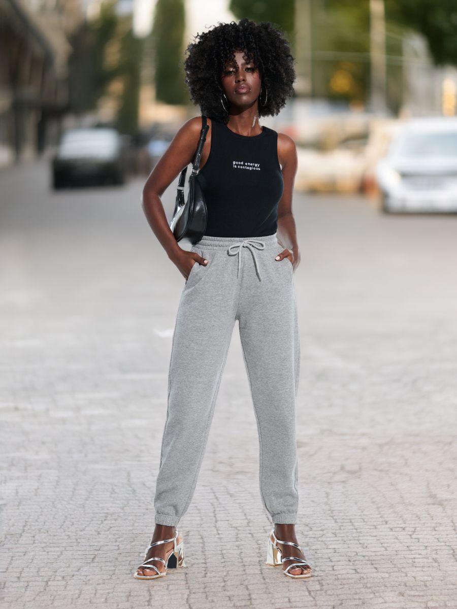Outfit pantaloni tuta grigi discount