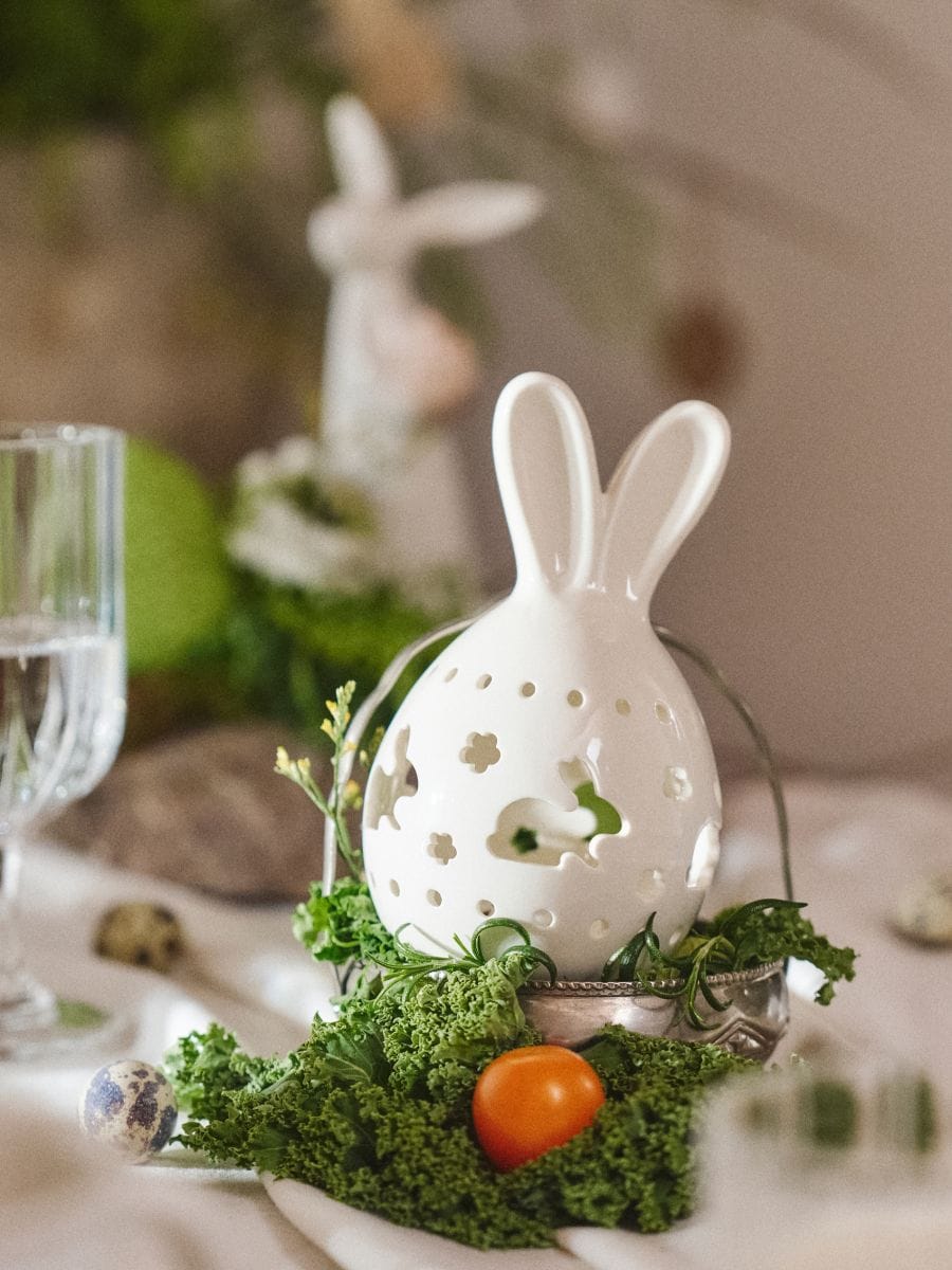 Wielkanocna lampka led w kształcie jajka z motywem zająca - biały - SINSAY