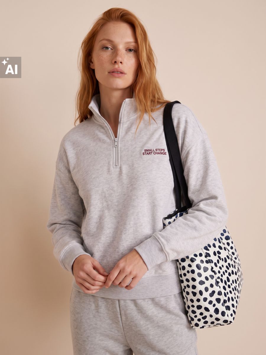 Tikandiga kirjaga puuvillasisaldusega half-zip pusa - helehall - SINSAY