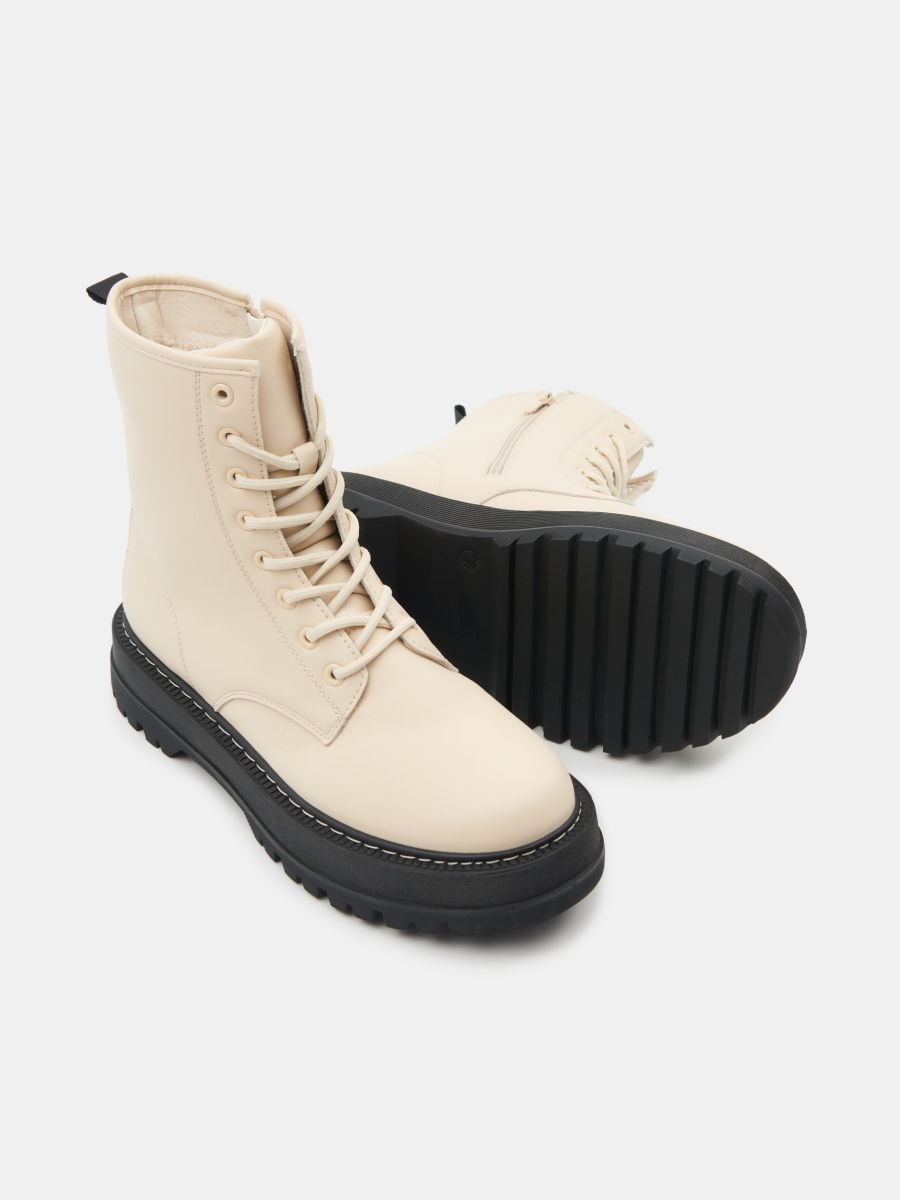 Fűzős bokacsizmák - krémszínű - SINSAY