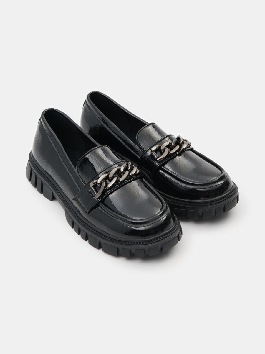 Loafersy z ozdobnym łańcuchem - czarny - SINSAY