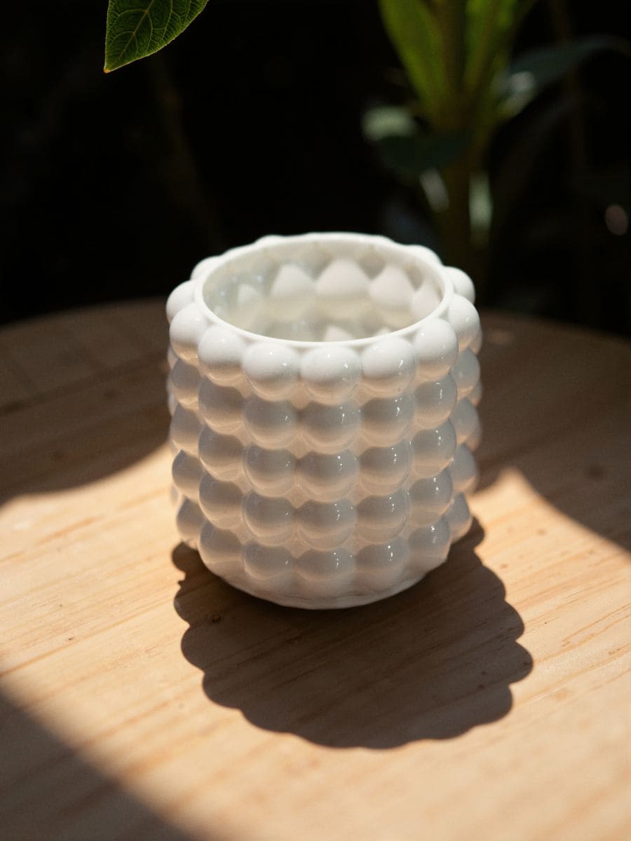 Doniczka ceramiczna o strukturze bąbelkowej - kremowy - SINSAY