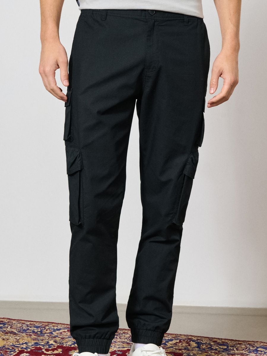 Cargo-lõikega püksid - must - SINSAY