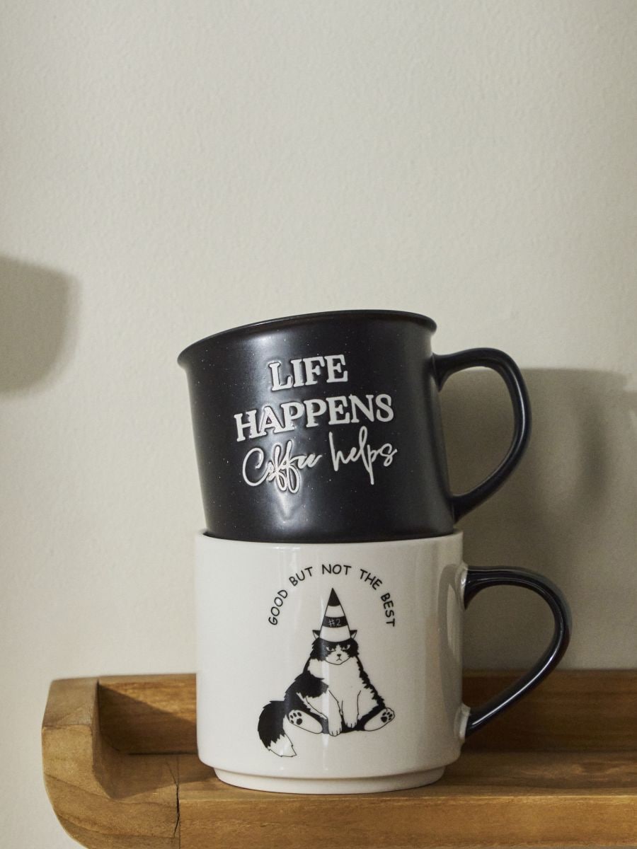 Cană ceramică cu toartă LIFE HAPPENS Coffee helps - negru - SINSAY
