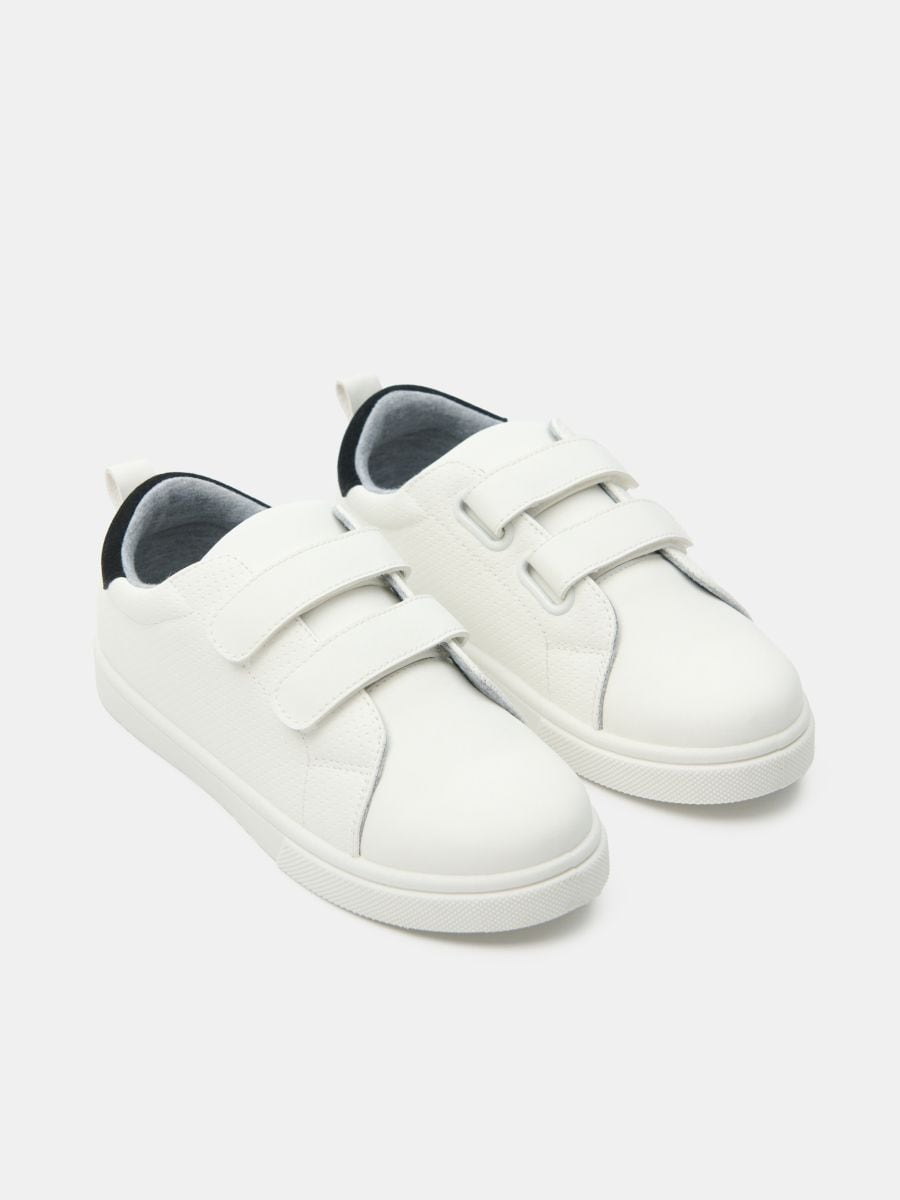 Klasyczne sneakersy na rzepy - biały - SINSAY