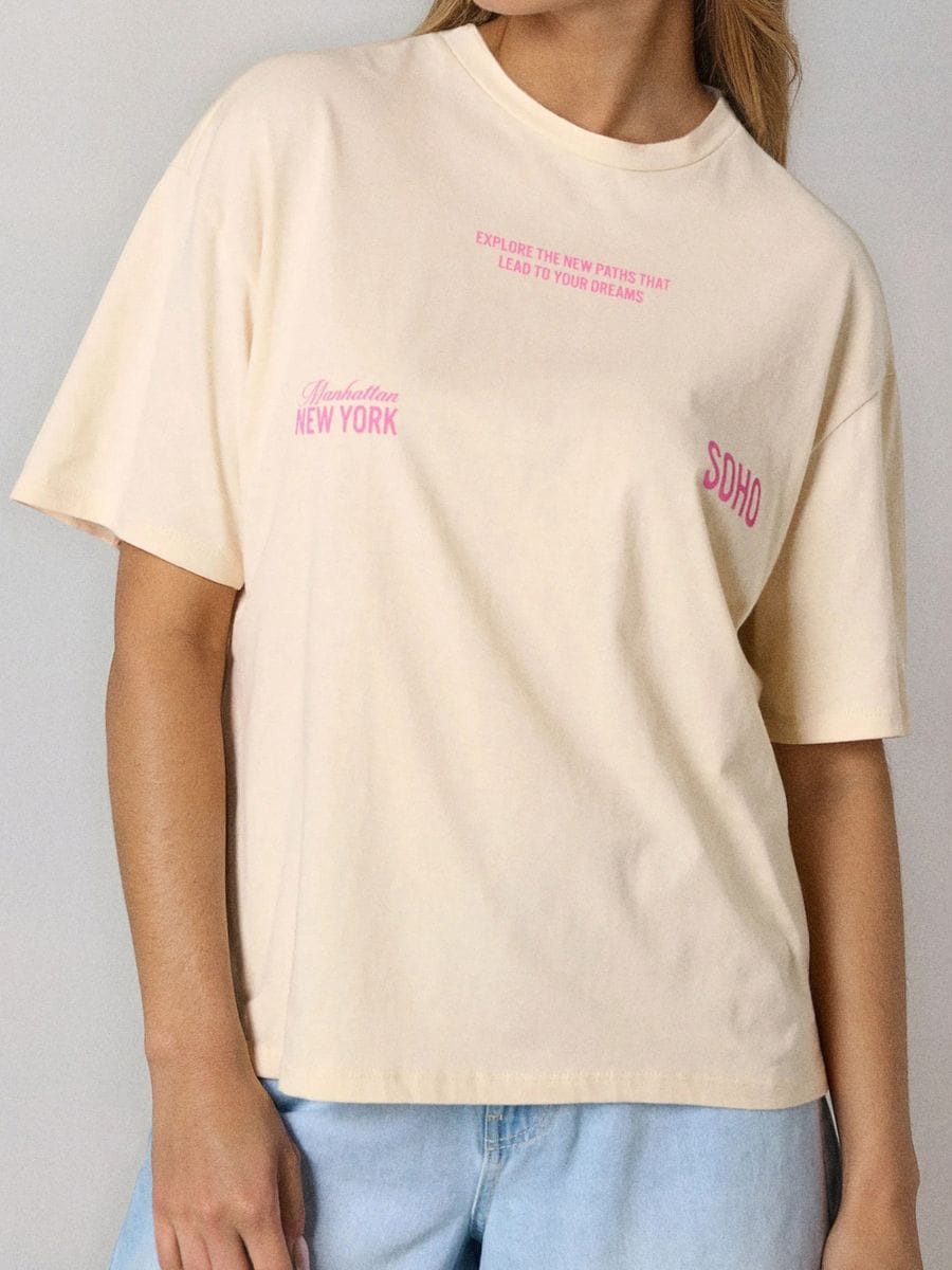 Tricou cu inscripție - galben-deschis - SINSAY