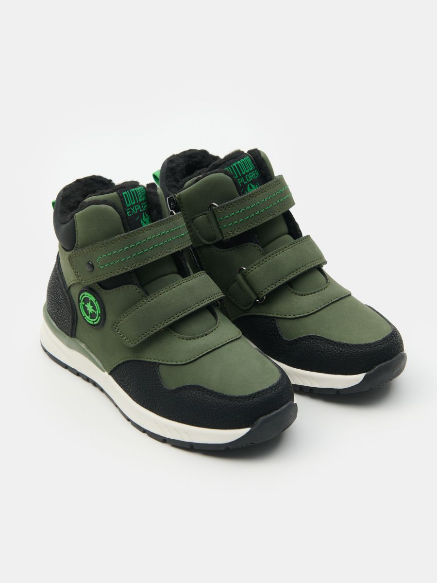 Buty trekkingowe zapinane na rzepy - zielony - SINSAY