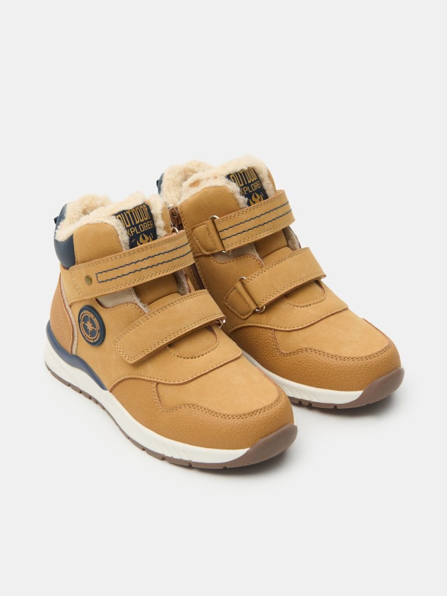 Buty trekkingowe ze sztucznym futrem wewnątrz - żółty - SINSAY
