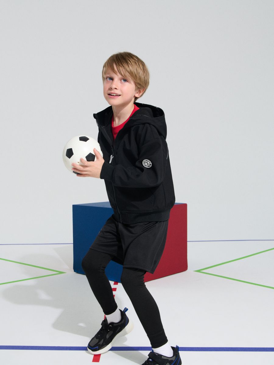 Kurtka z kapturem typu soft shell z elementami odblaskowymi Active - czarny - SINSAY