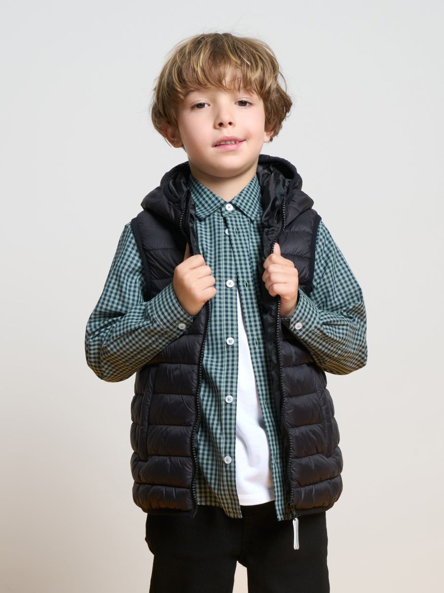 Quilted vest with a hood - черeн - SINSAY
