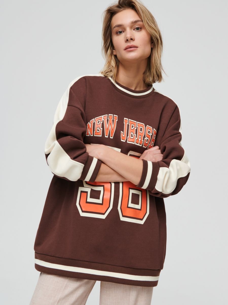 Bluză sport oversized cu imprimeu - maro-închis - SINSAY