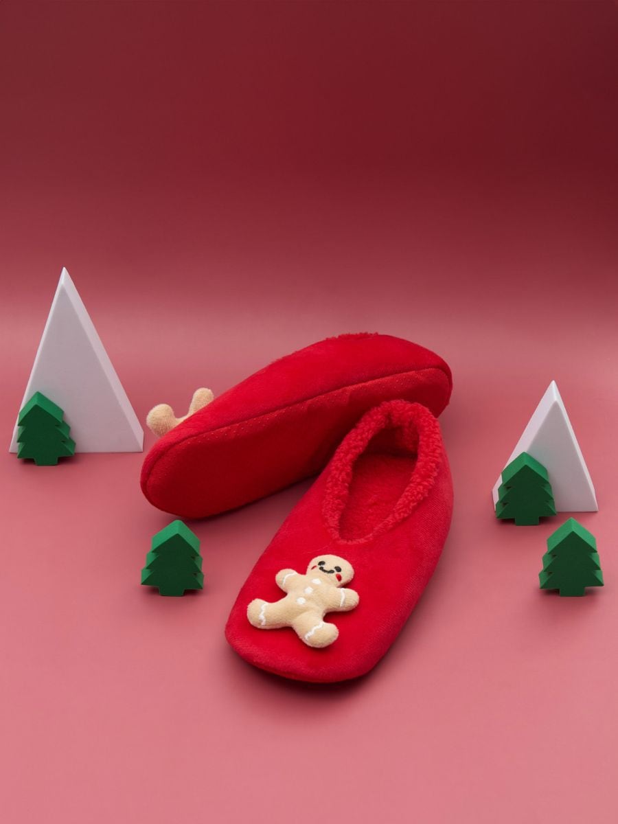 Warm slippers with Christmas motif