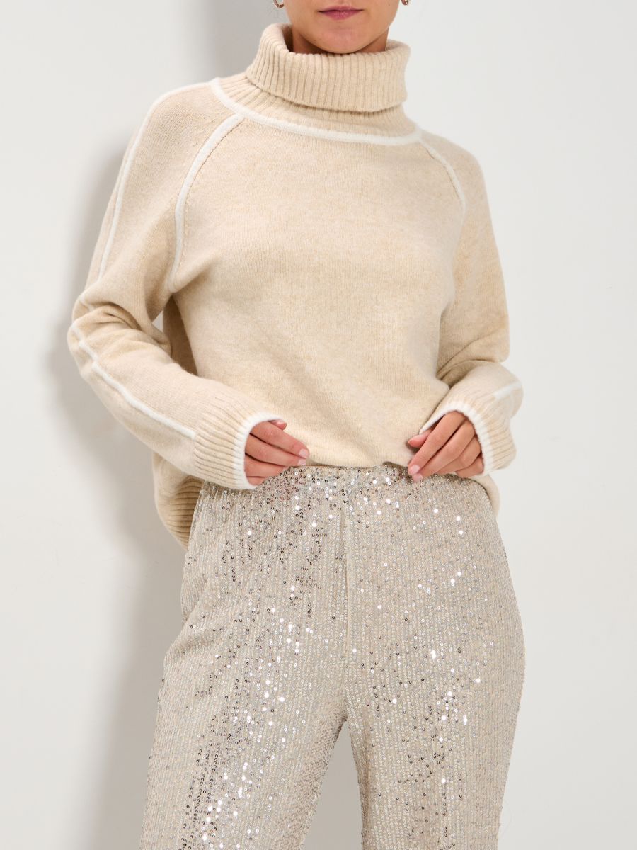 Rollkragenpullover mit Ziernähten - Creme - SINSAY