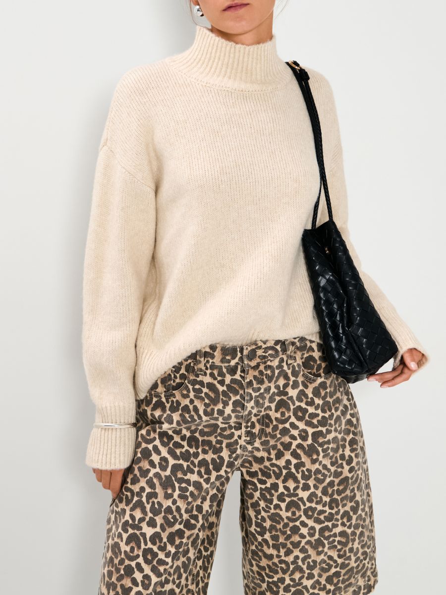 Rievota adījuma džemperis ar augstu apkakli - bēšs - SINSAY