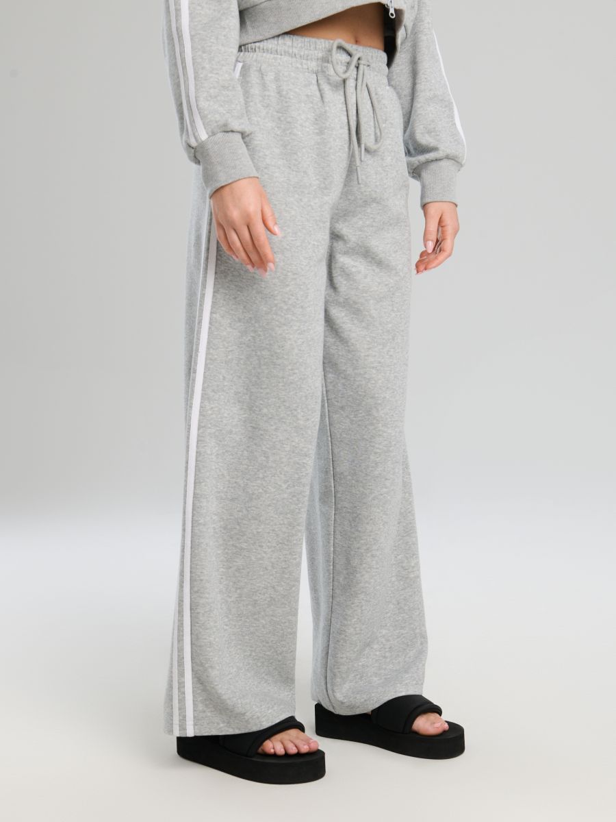 Pantaloni de trening cu craci largi și dungi laterale - gri deschis - SINSAY