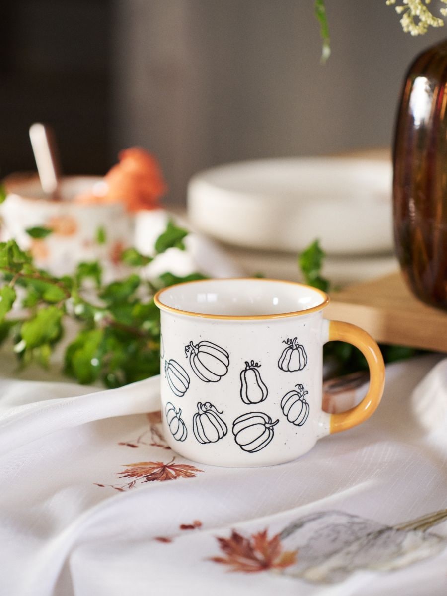 Ceramiczny kubek z uchem w dynie - wielobarwny - SINSAY