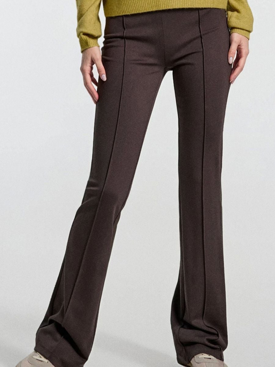 Pletene flare pantalone sa šavovima - tamno braon - SINSAY