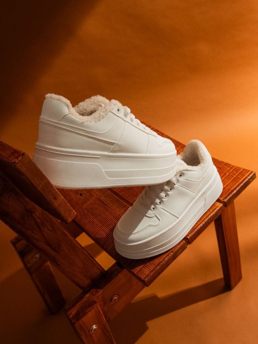 Μονωμένα αθλητικά παπούτσια - λευκο - SINSAY