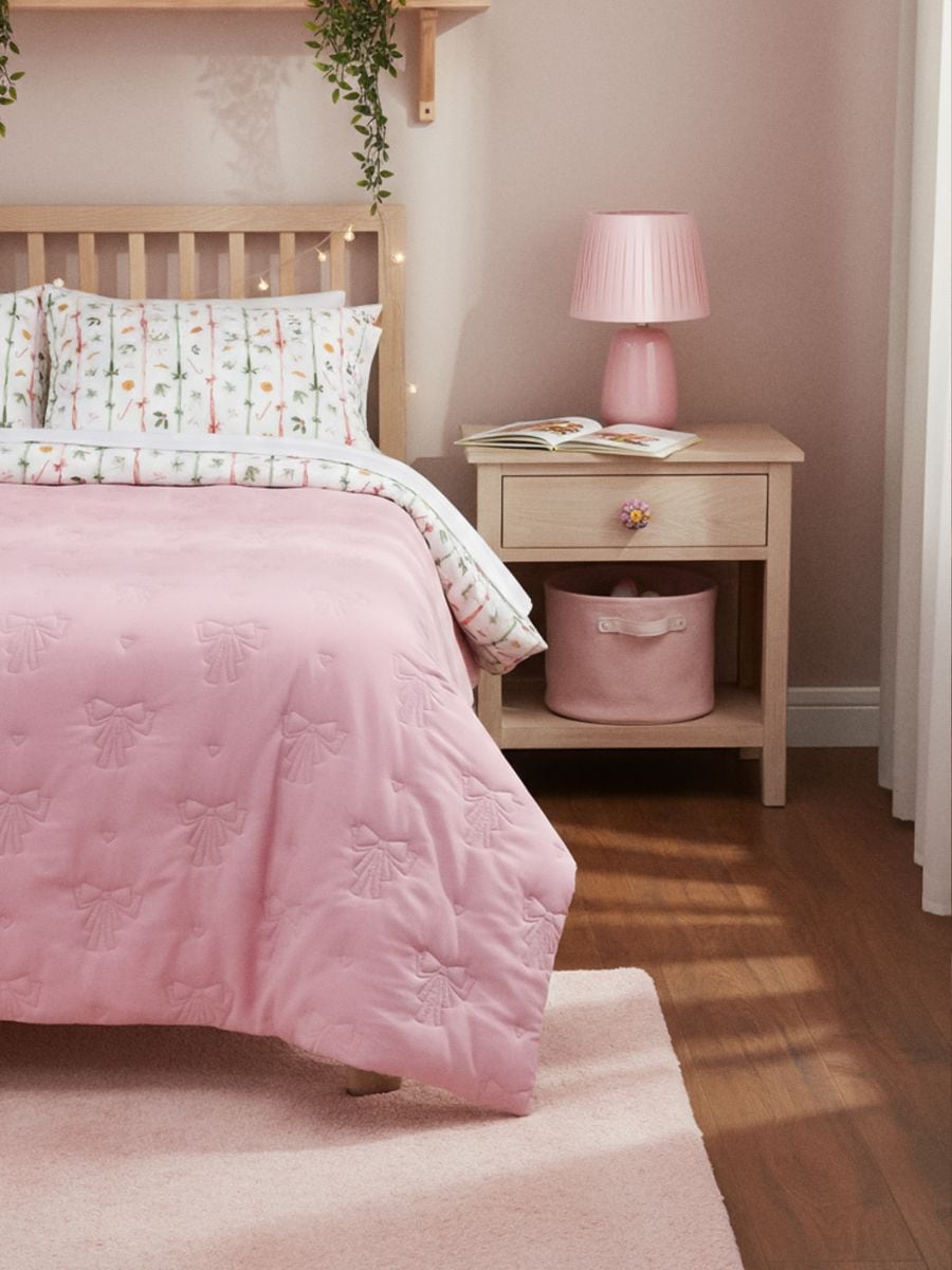 Стьобана покривала на ліжко з візерунком бантиків - пастельний рожевий - SINSAY