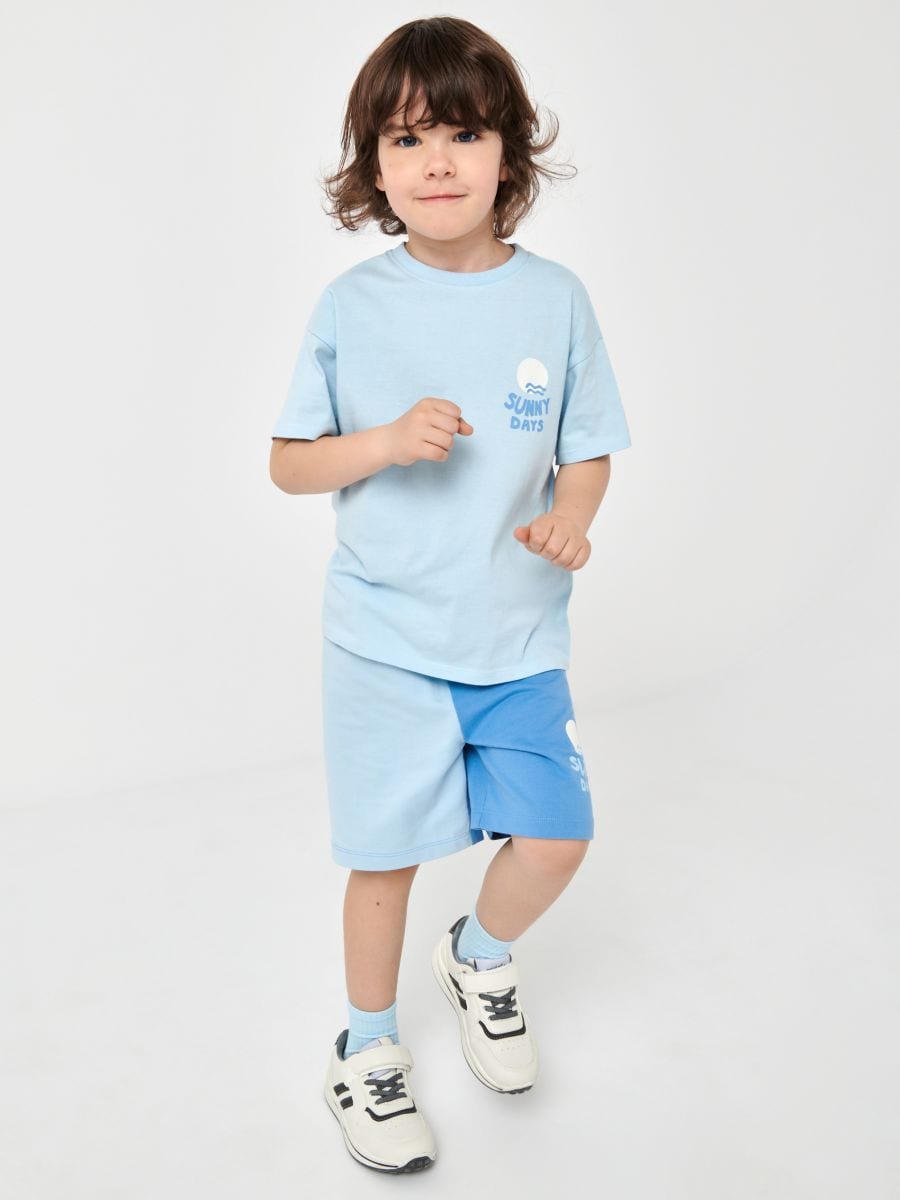 Комплект із футболки з шортами - блакитний - SINSAY