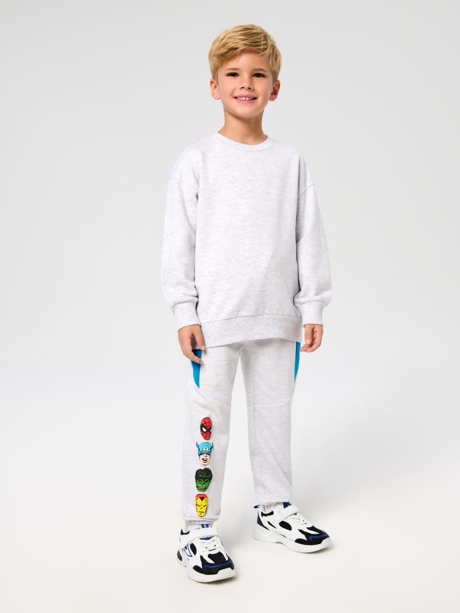 Športne hlače Marvel Comics - svetlo siva - SINSAY