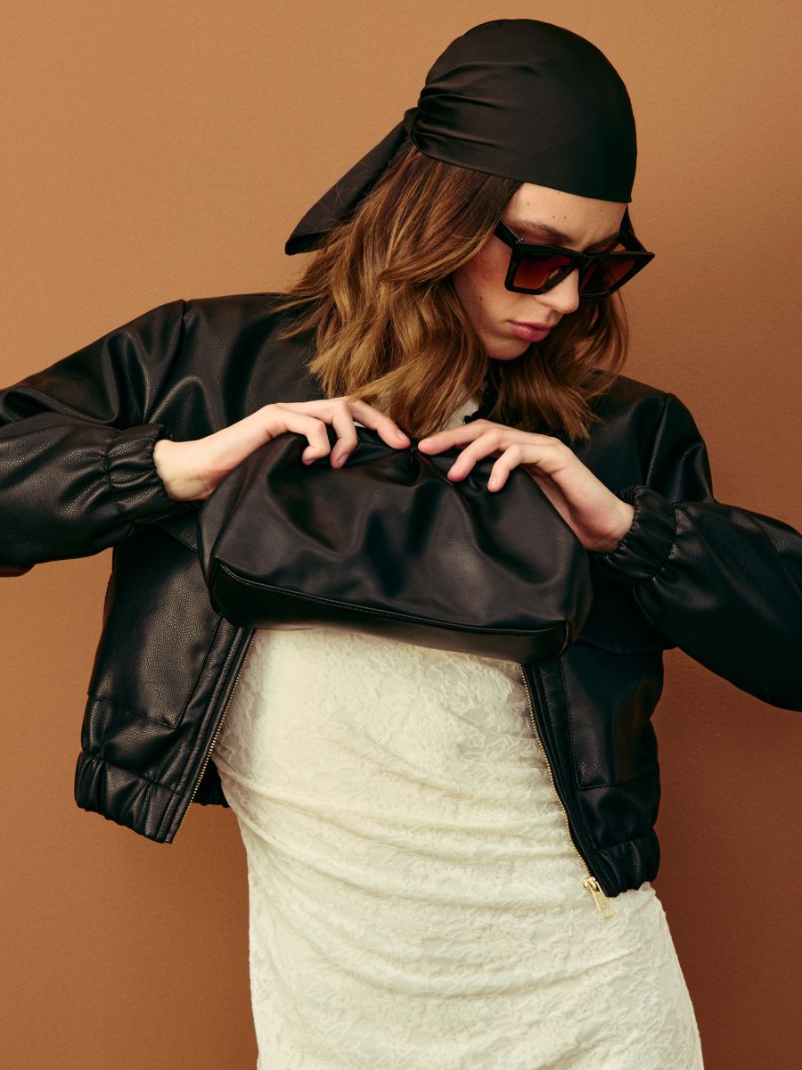 Kopertówka z imitacji skóry na łańcuszku - czarny - SINSAY