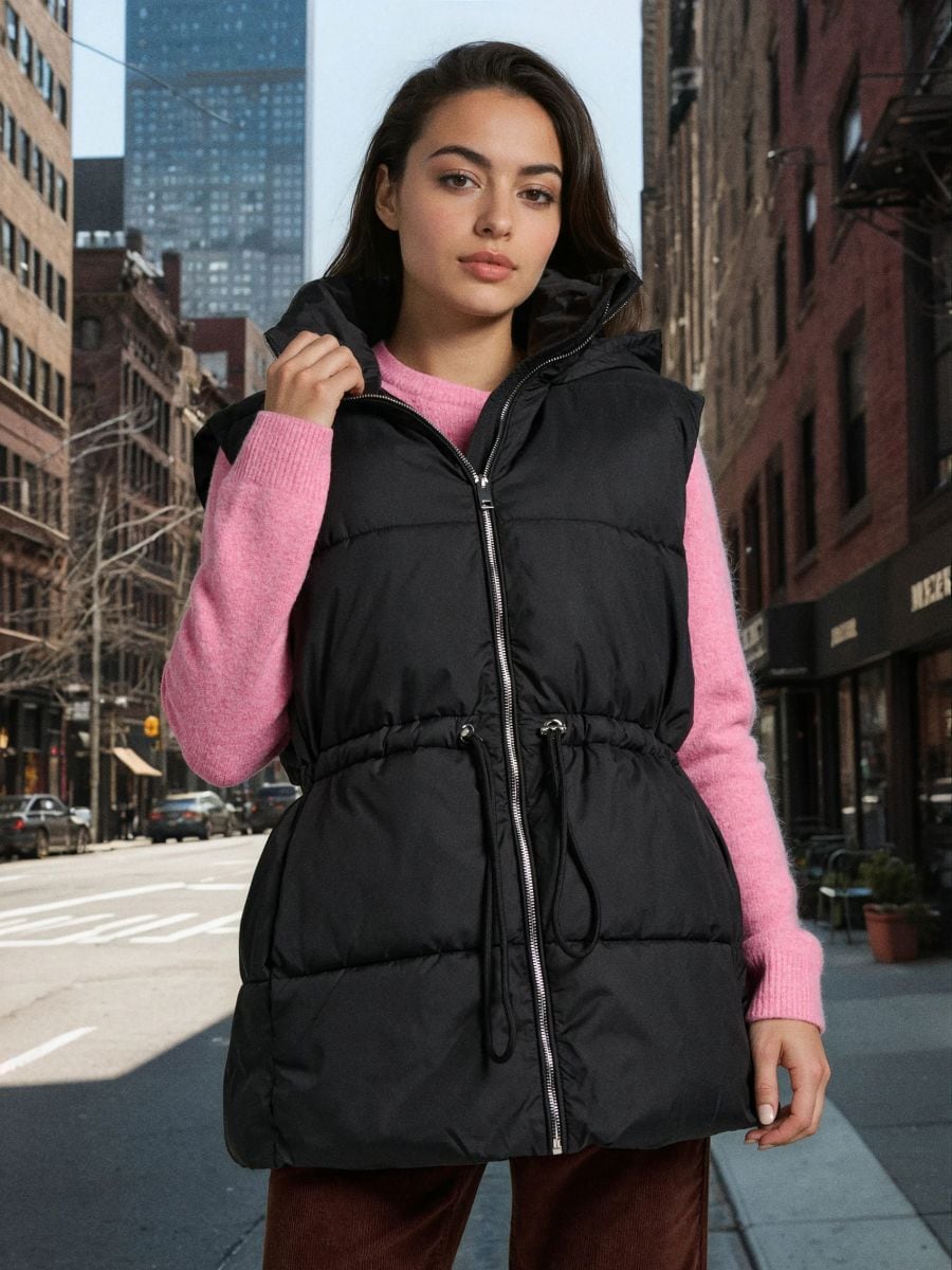 Quilted puffer prsluk s kapuco - črna - SINSAY