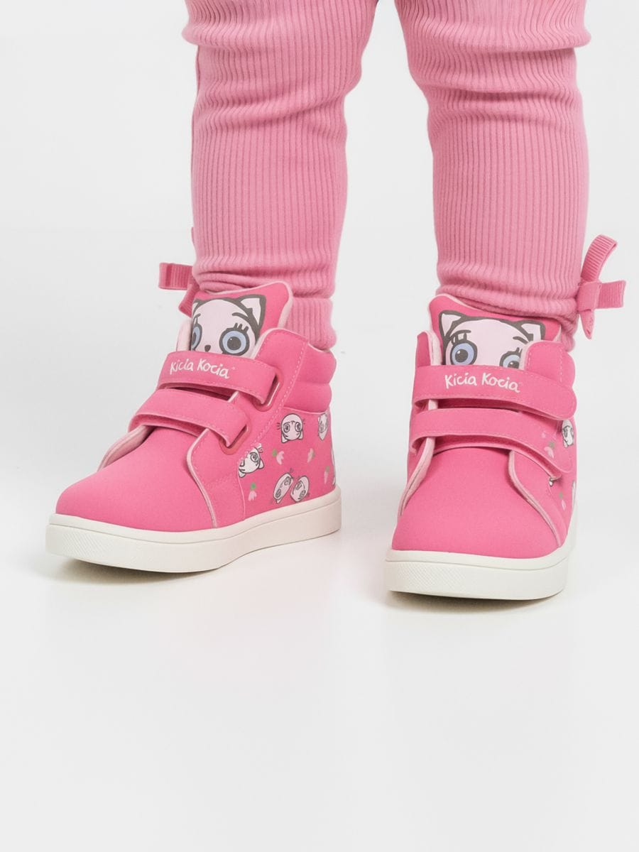 Μοντέρνα ψηλά sneakers με αυτοκόλλητο Kitty Kotty - ροζ - SINSAY