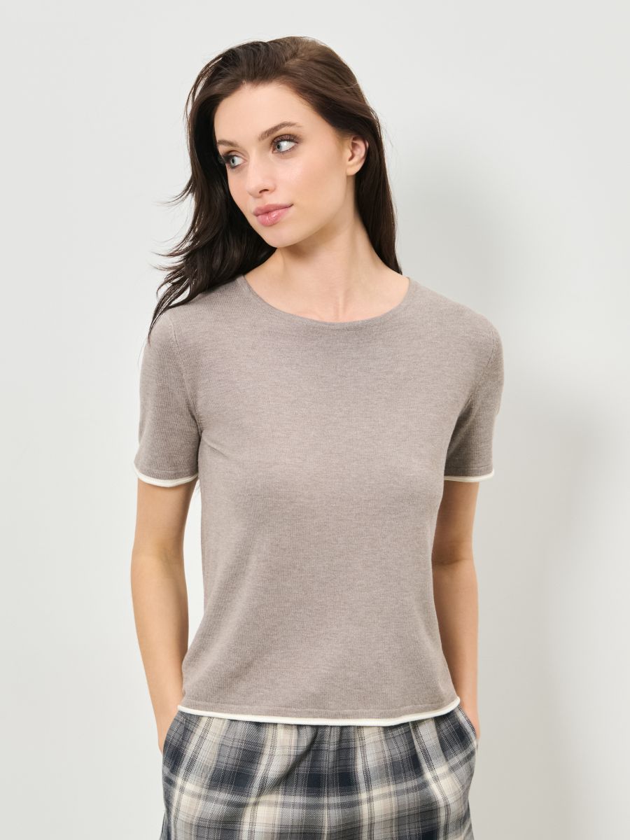 Swetrowa bluzka z krótkim rękawem i kontrastową lamówką z wiskozą - brązowy - SINSAY