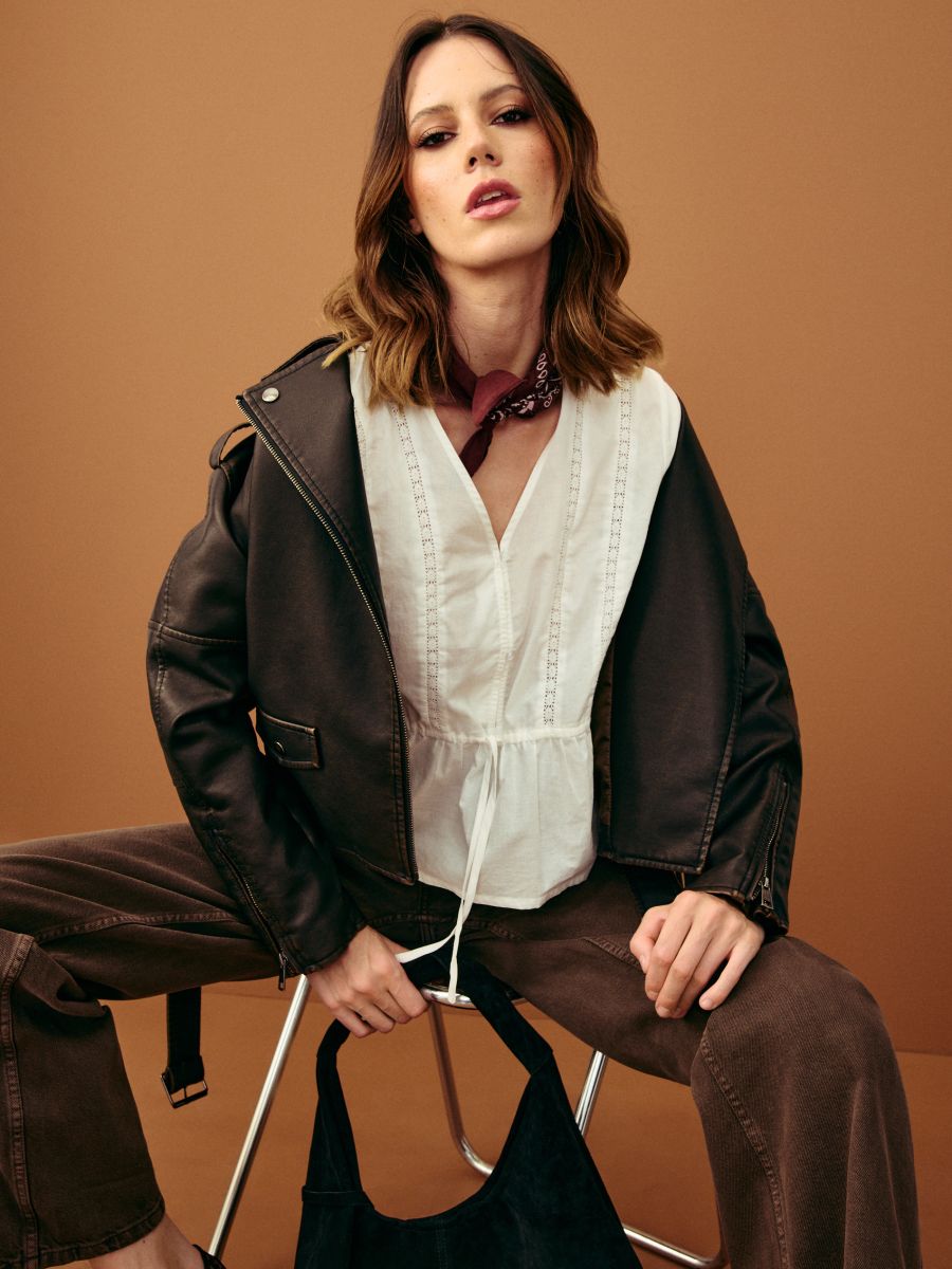 Pamučna bluza s čipkastim umetkom - bijelo - SINSAY