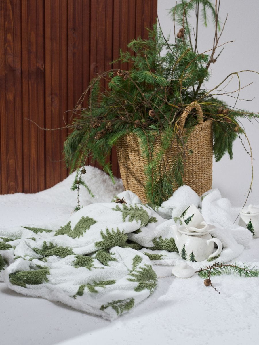 Weihnachtliche Decke mit Weihnachtsbaum-Muster - Creme - SINSAY