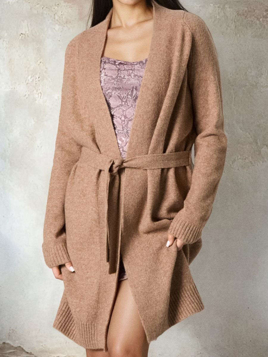 Długi kardigan z paskiem - kremowy - SINSAY