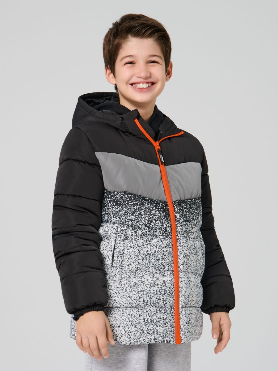 Podložena jakna s kapuco - črna - SINSAY