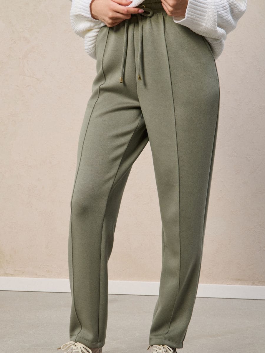 Pantaloni cu dungă cusută - verde-maroniu - SINSAY