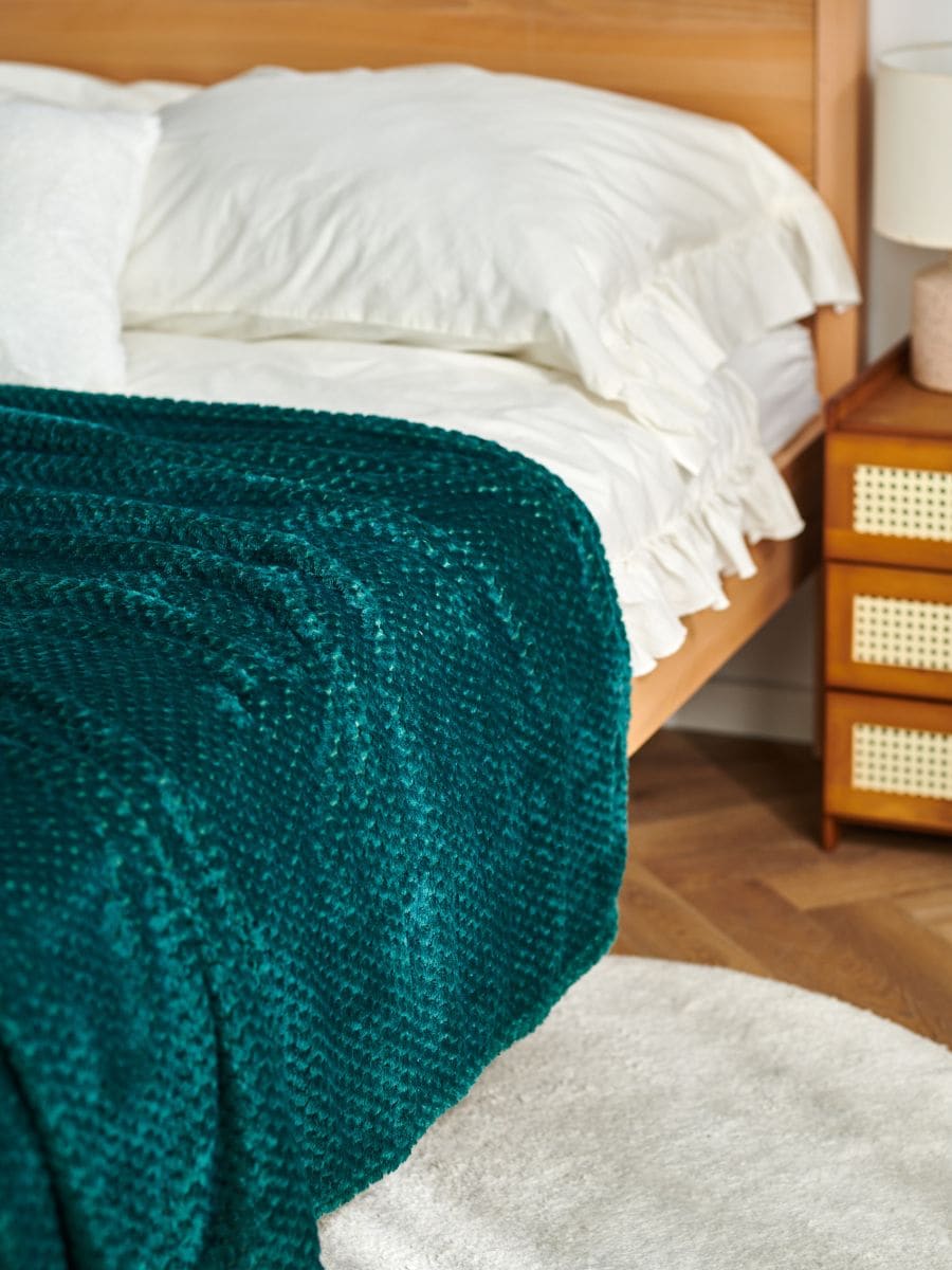 Pregrinjalo za posteljo z strukturo satovja - turkizna - SINSAY