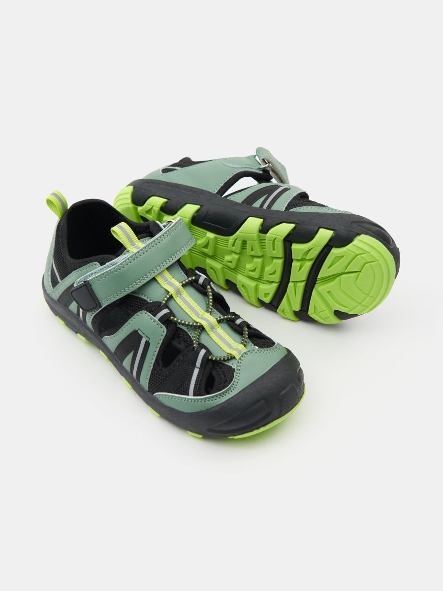 Sandály s uzavřenou špičkou - khaki - SINSAY