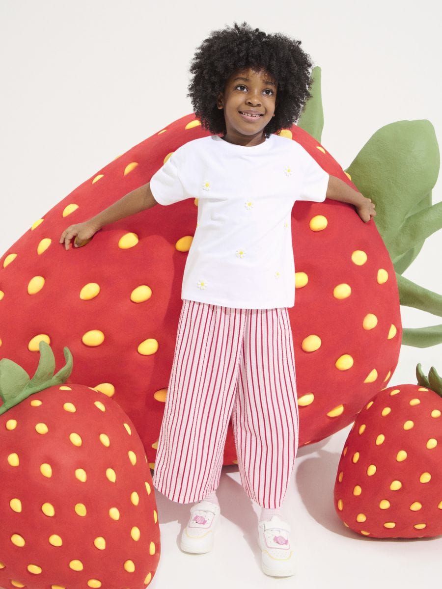 Тениска с бродирани цветя - бял - SINSAY