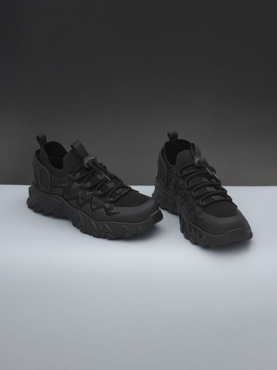 Sneakersy w klasycznej czernii - czarny - SINSAY