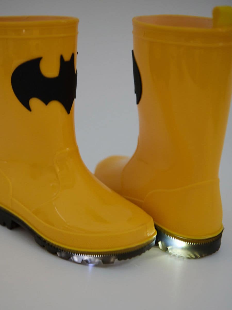 Świecące kalosze Batman - żółty - SINSAY