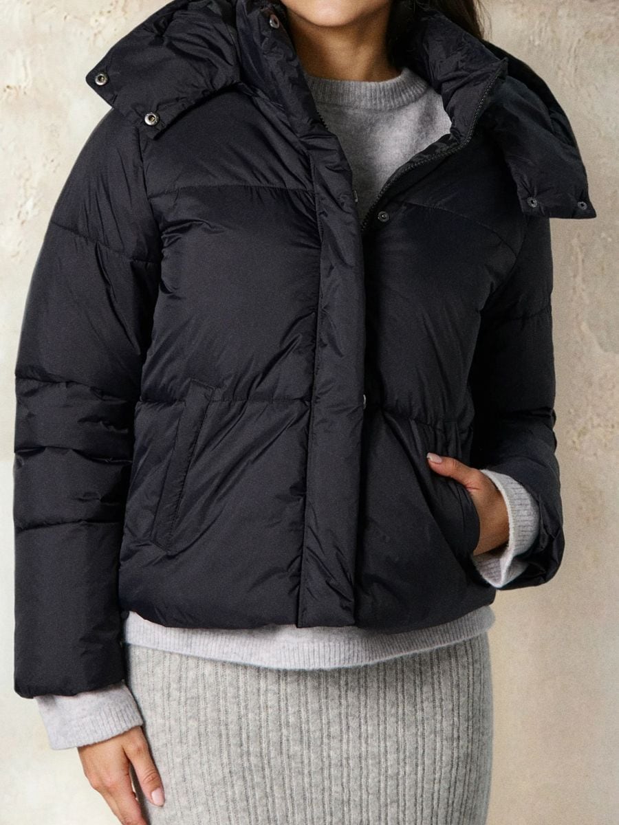 Квітована куртка puffer - чорний - SINSAY