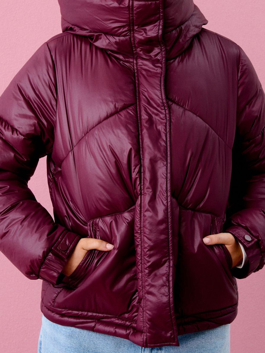 Pikowana kurtka puffer - bordowy - SINSAY