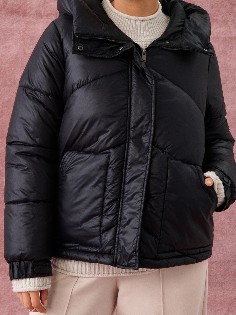 Квітована куртка puffer - чорний - SINSAY