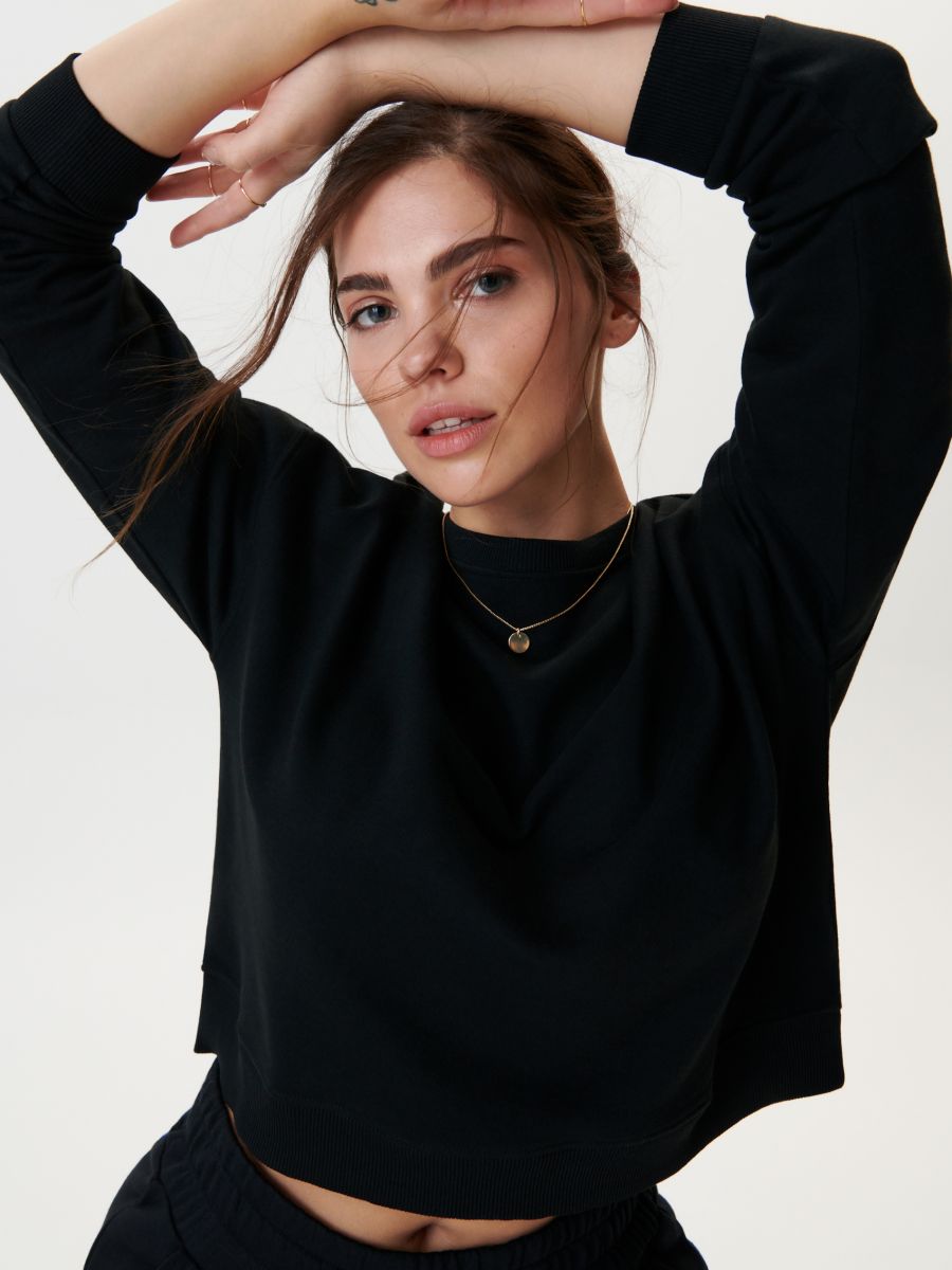 Oversize pulover z rebrasto obrobo - črna - SINSAY