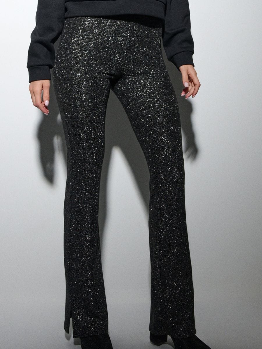 Flare pantalone sa metalnom niti - crno - SINSAY