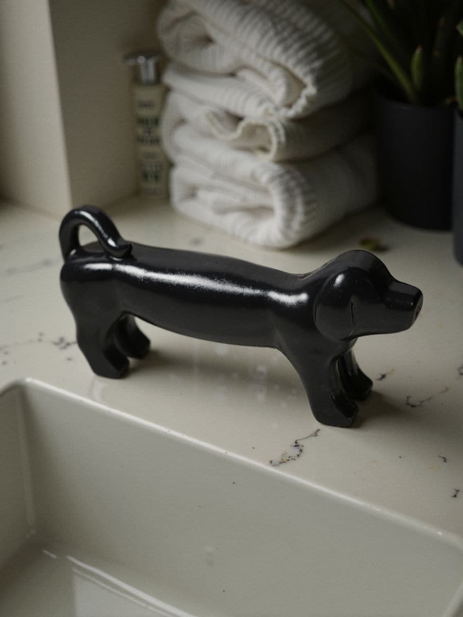 Stojící dekorace ve tvaru jezevčíka - černá - SINSAY