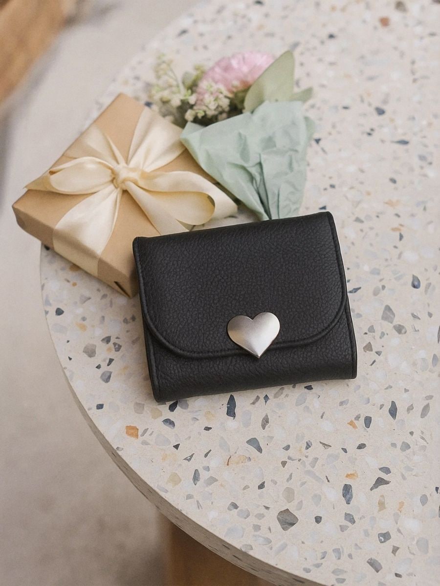 Malá peněženka s dekorativním zapínáním - černá - SINSAY